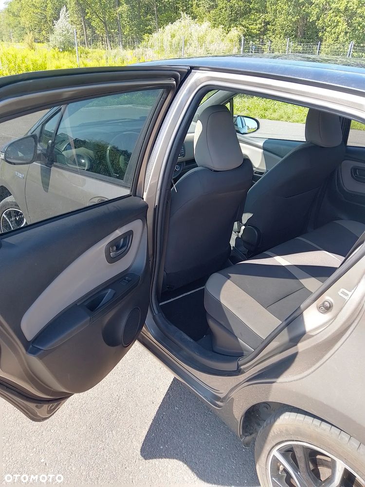 Toyota Yaris Hybrid 100 Selection Platinum - 15