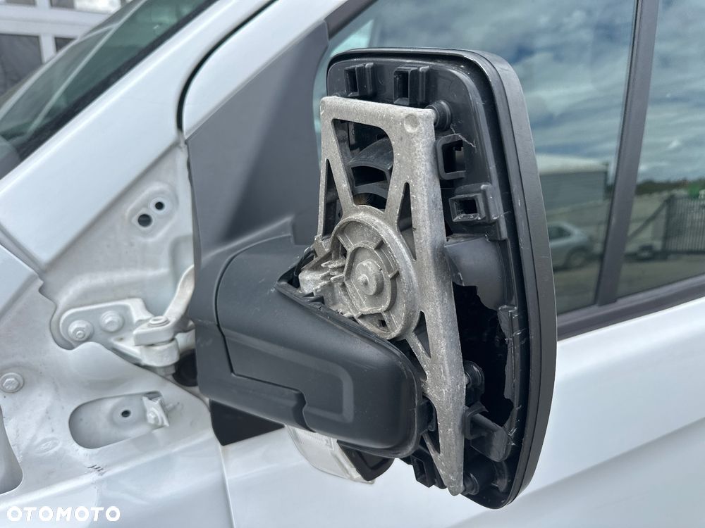 Ford TOURNEO CUSTOM - 17