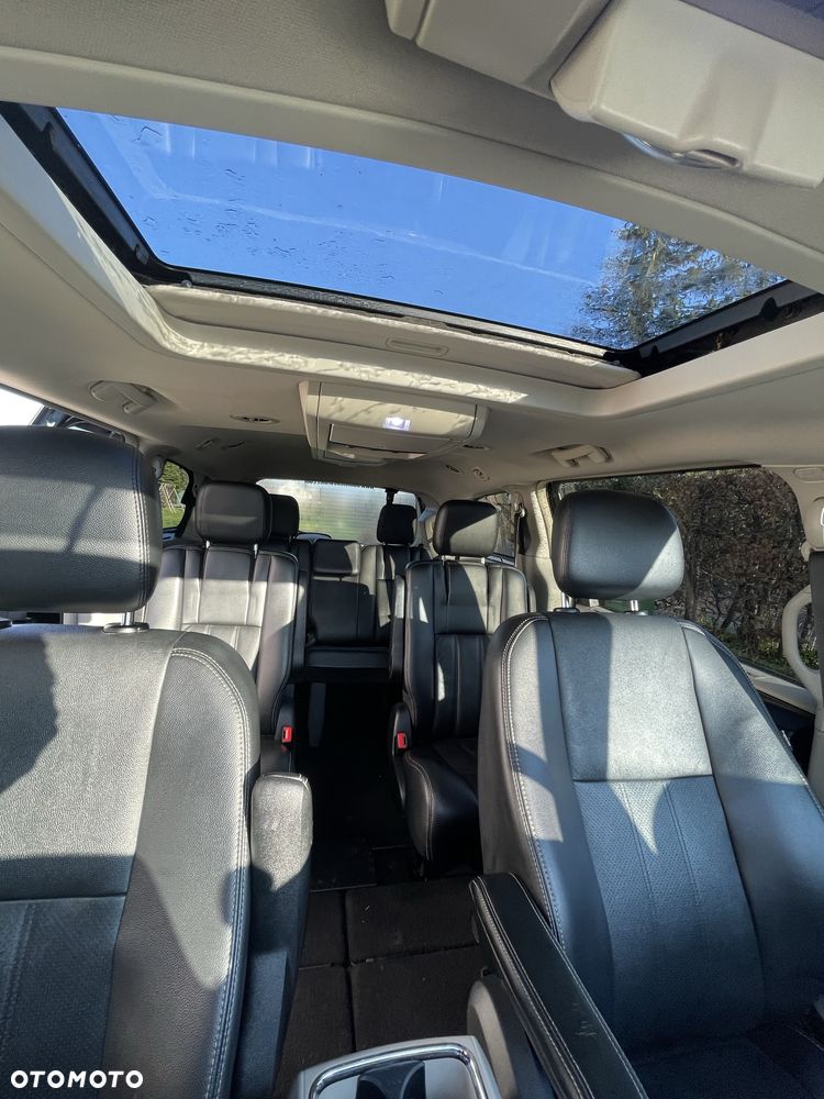 Chrysler Town & Country 2011 photo 5