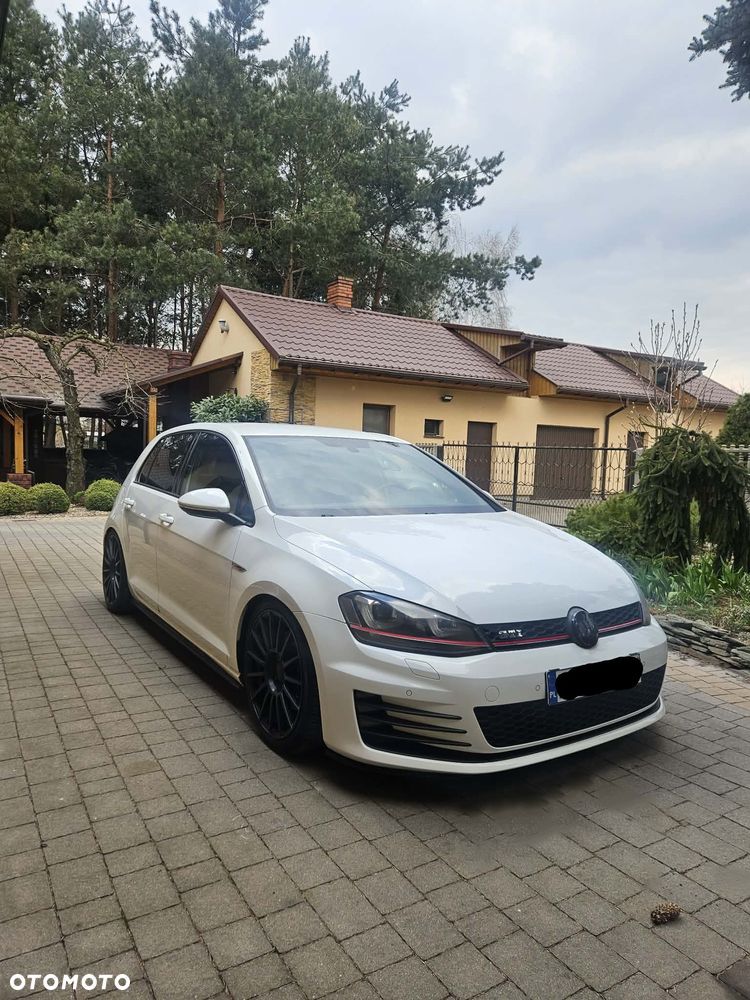 Volkswagen Golf - 1