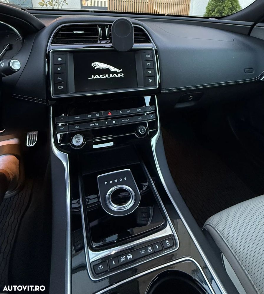 Jaguar XE 2.0 Portfolio - 20