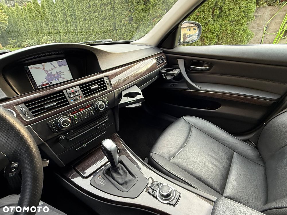 BMW Seria 3 320d Touring Sport-Aut Blue Performance Luxury Line - 29