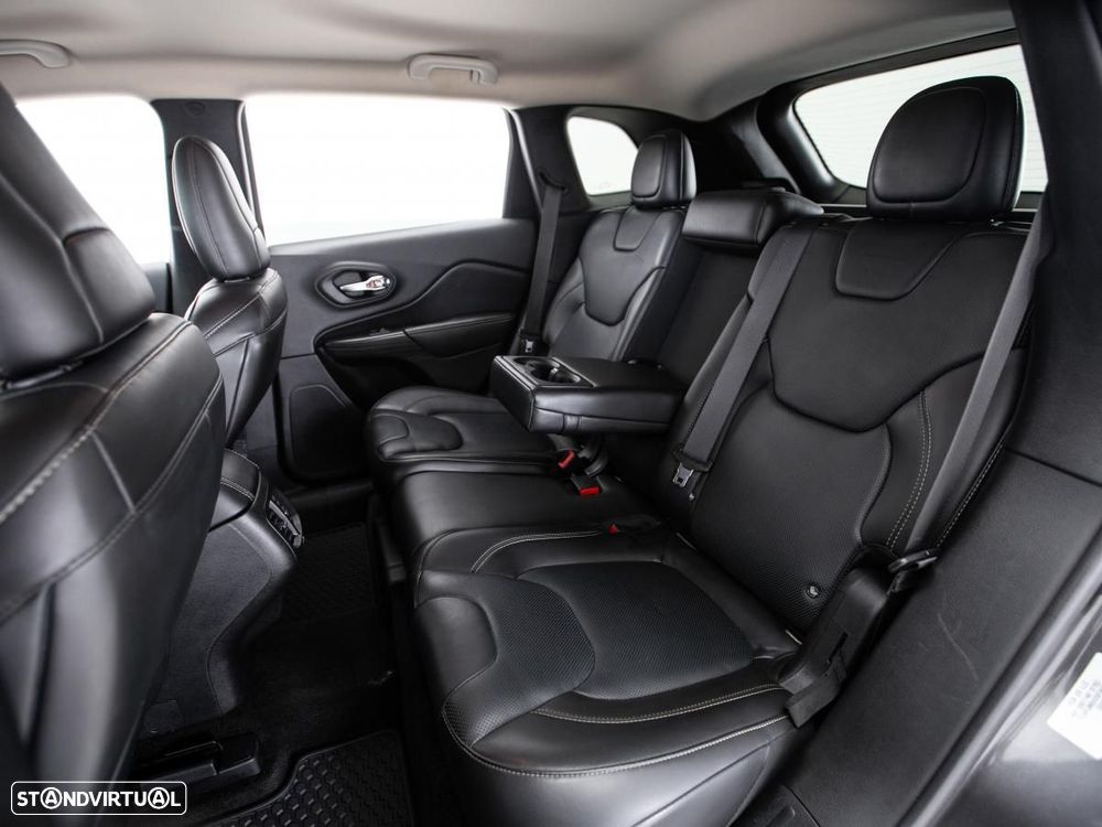 Jeep Cherokee - 10