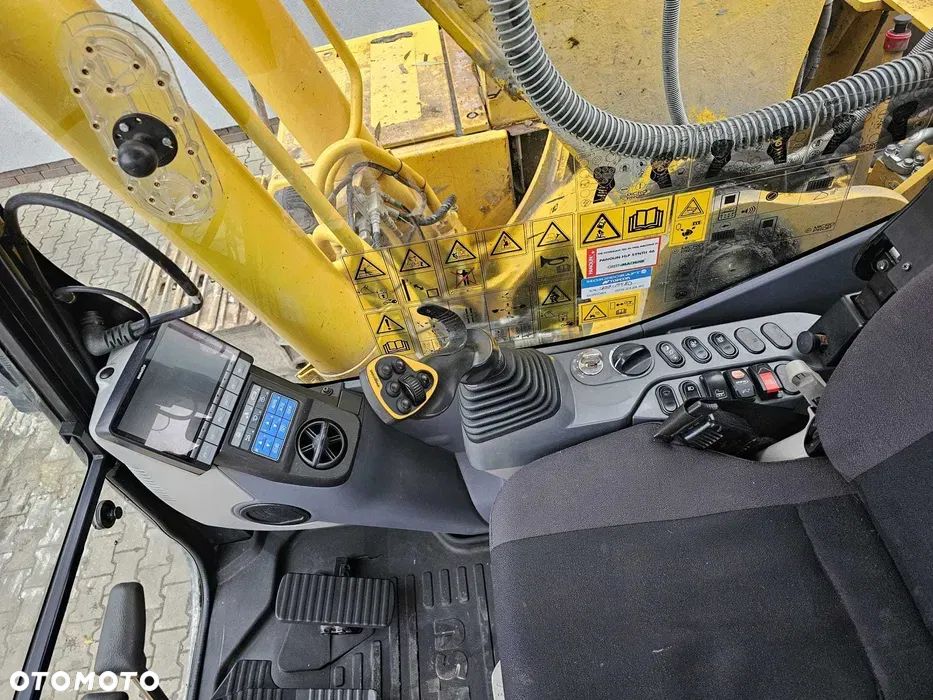 Komatsu PC240LC-11 - 8