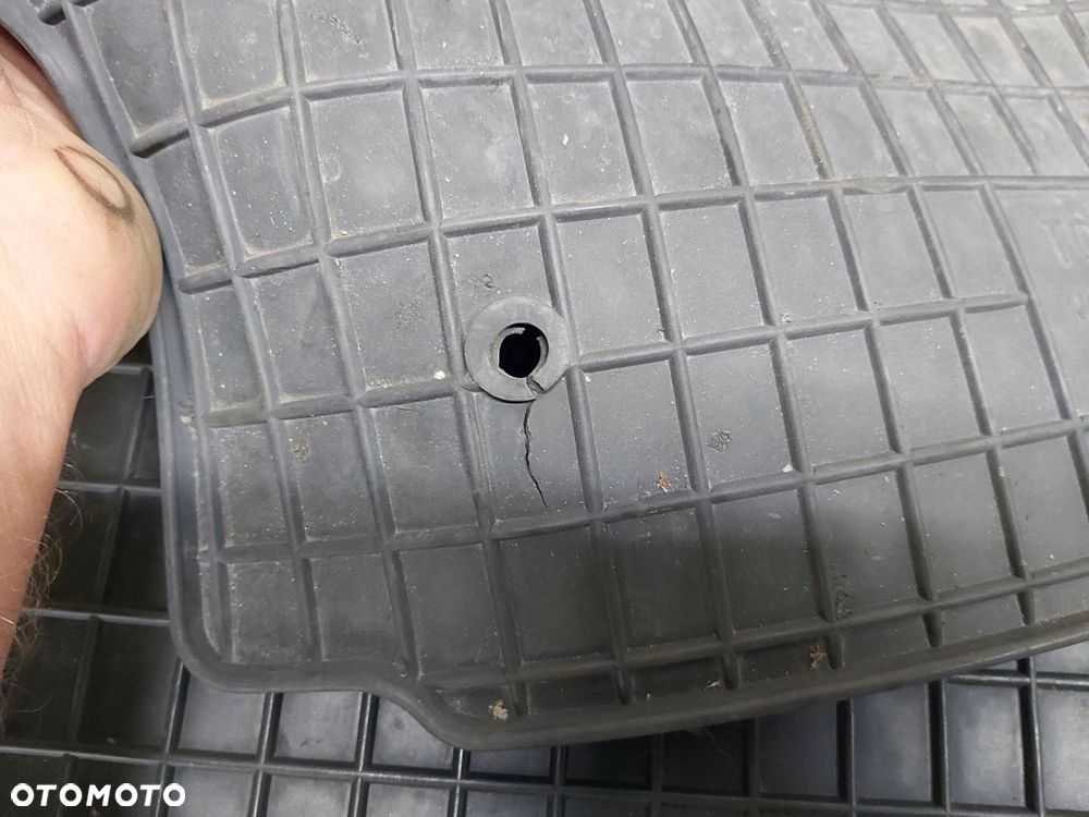 Toyota Yaris II 06-11r wycieraczka gumowa ORYGINAŁ dywanik gumowy Komplet - 4