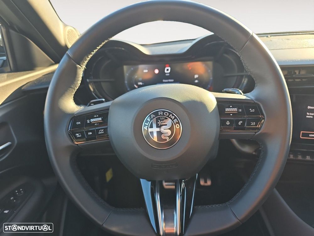 Alfa Romeo Junior 1.2 Speciale eDCT6 - 12