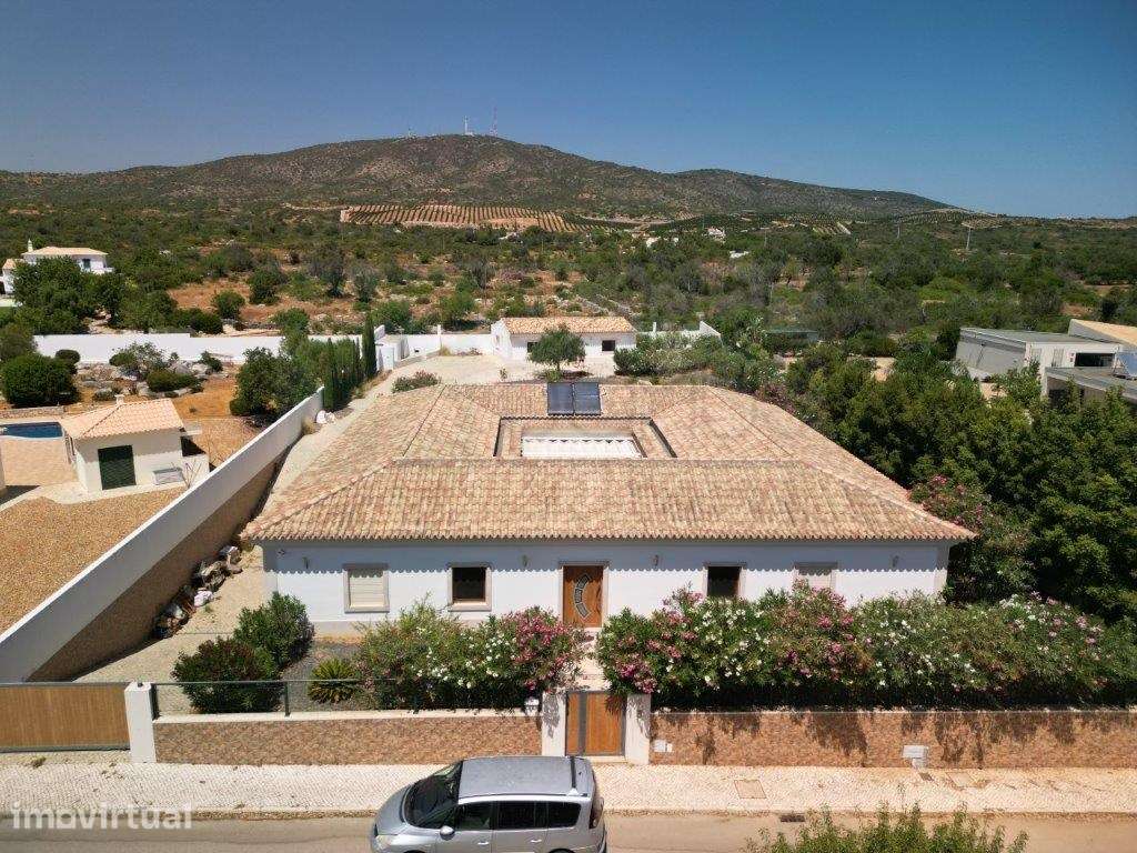 Moradia com piscina e jardim, na Urbanização Cerro Azul, em Quelfes... - Grande imagem: 3/55