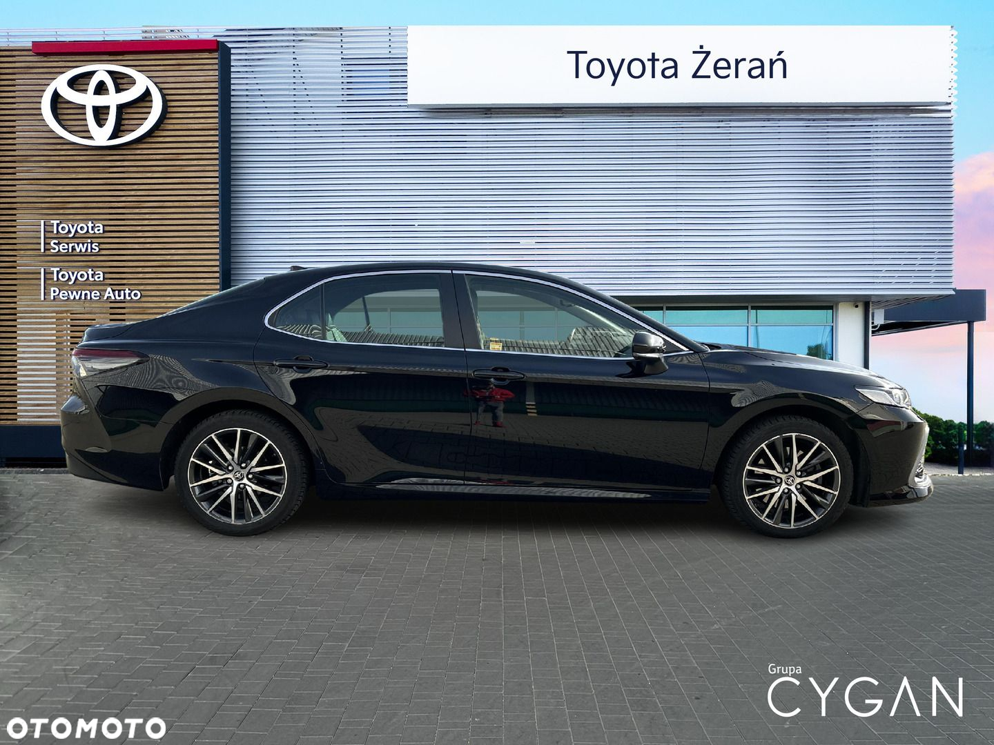 Toyota Camry - 4