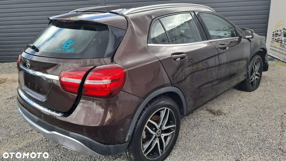 Mercedes-Benz GLA - 16