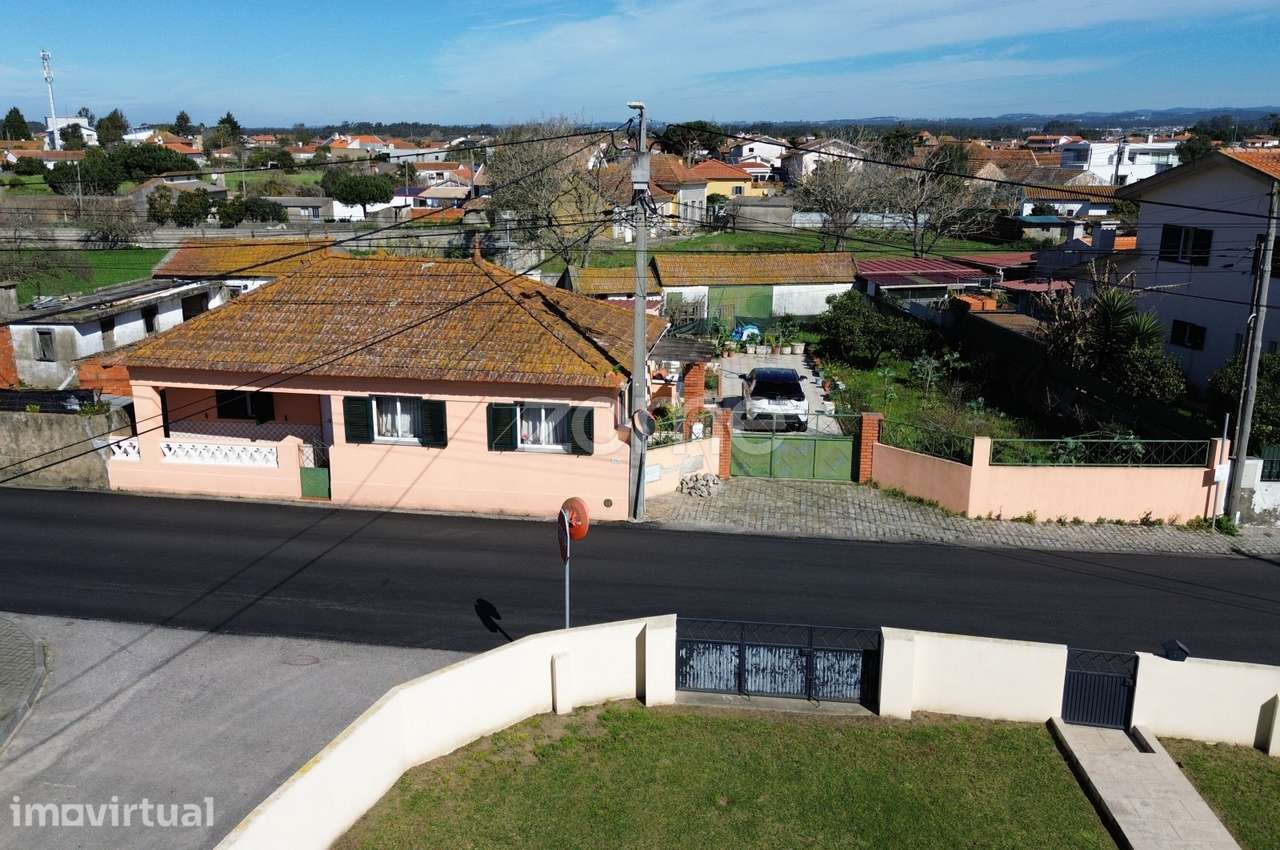 Moradia com terreno e anexos - Grande imagem: 2/25