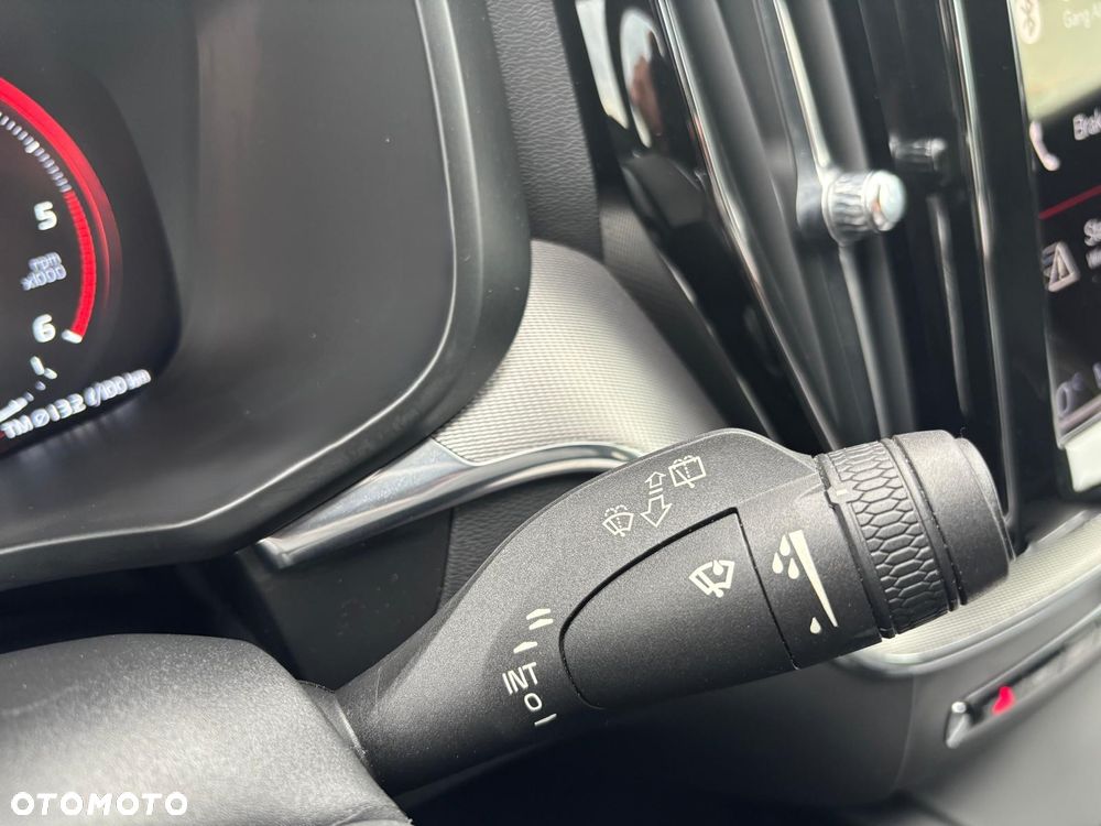 Volvo XC 60 B4 D AWD R-Design - 24