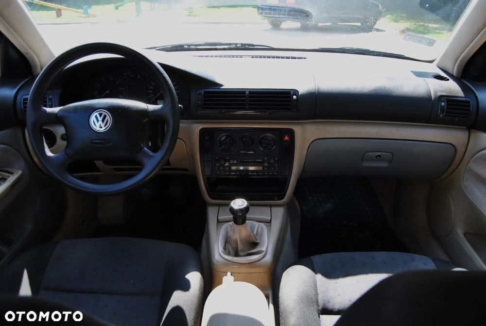 Volkswagen Passat 1.6 - 9