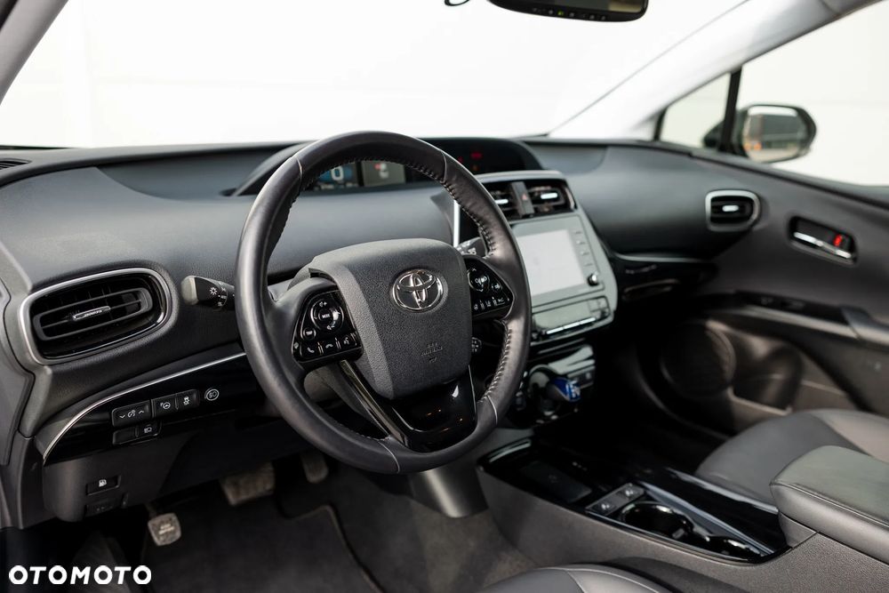 Toyota Prius (Hybrid) Executive - 17