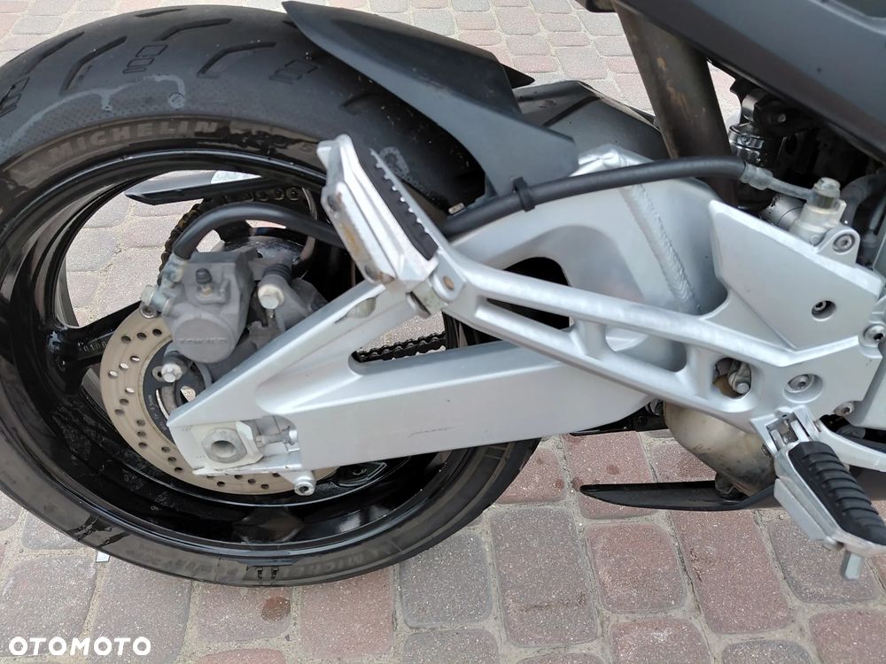 Suzuki GSR - 14