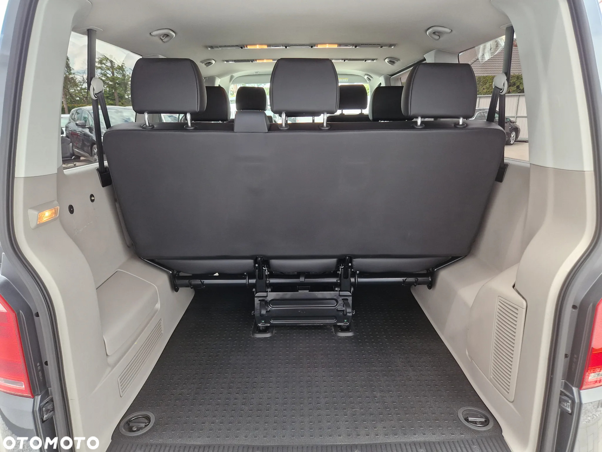Volkswagen Caravelle - 14