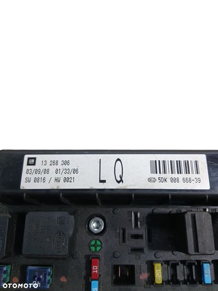 SKRZYNKA BEZPIECZNIKÓW OPEL ZAFIRA B 1.9 CDTI 13268306 5DK008668-39 - 3