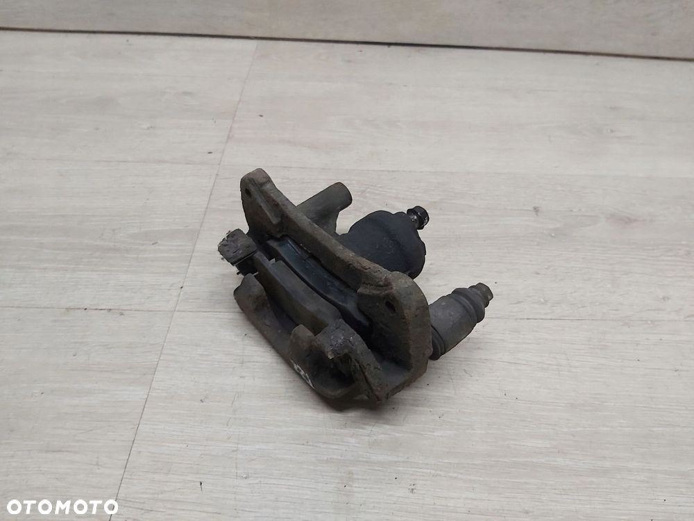 Toyota Avensis T22 zacisk jarzmo prawy tył - 1