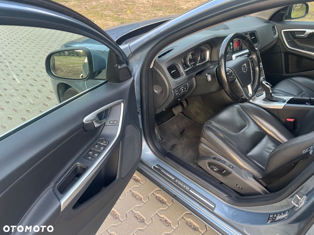 Volvo V60 D6 AWD Plug-in Hybrid Summum - 8