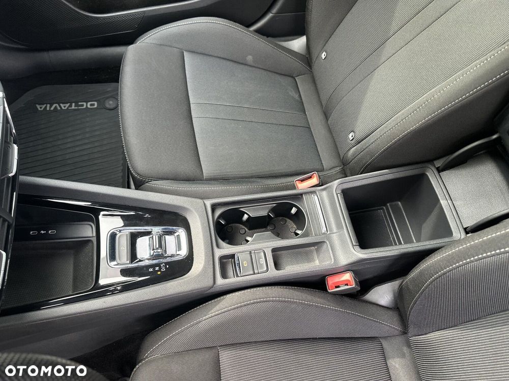 Skoda Octavia 1.5 TSI mHEV Sportline DSG - 25