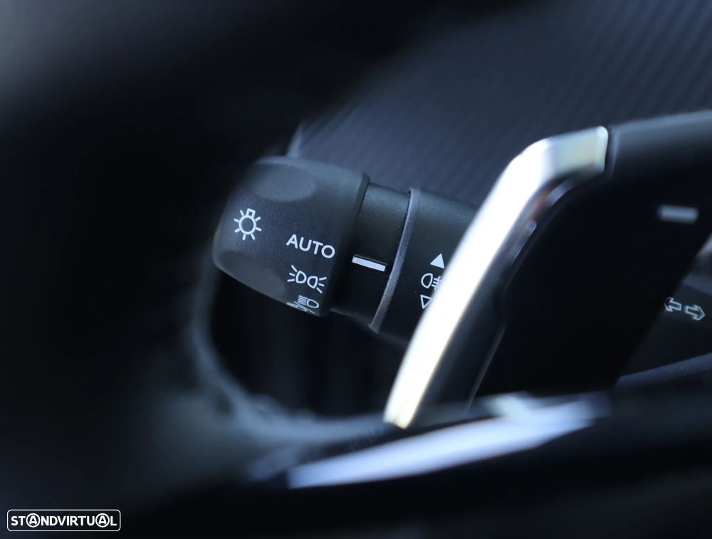 Peugeot 208 1.2 Hybrid Allure e-DCS6 - 33