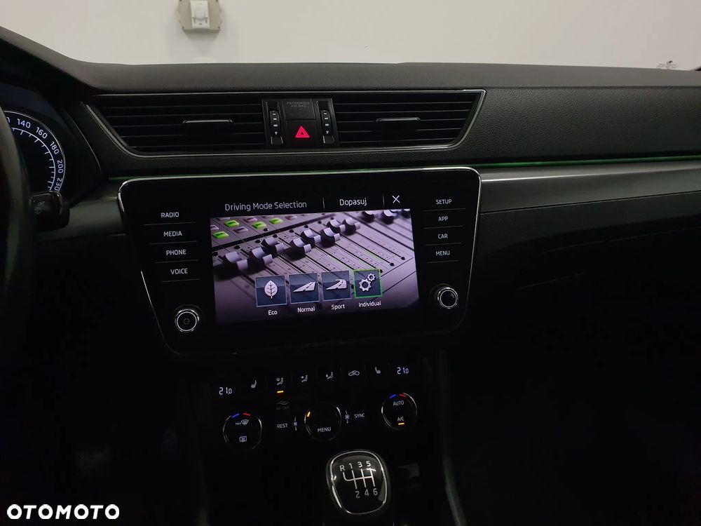 Skoda Superb 2.0 TDI Sportline - 21