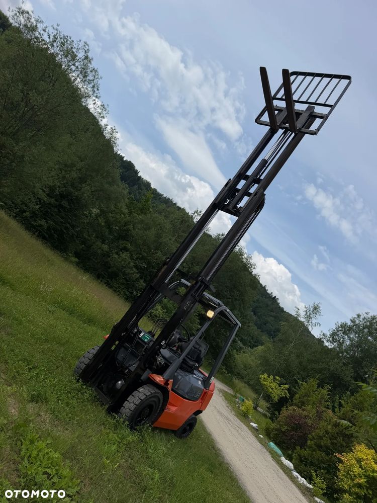 Toyota 7FDF25 Wózek Widłowy 2,5tony. Niski Przebieg 4800 mtg. Wolny skok. Triplex. Oryginał z Norwegii z Gospodarstwa ziemniaczanego woził lekkie ładunki.. Zero luzów i wycieków. Maszyna po wszystkich dużych serwisach w DEKRA. ZERO wkładu własnego. Maszt Triplex. Dodatkowa 3 linia Hydrauliczna. Diesel! Hamulce brzytwa! Koła pełne. REWERS JAZDA. Opony bardzo ładne. Oświetlenie fabryczne. Potężna moc. Wysoka precyzja pracy oraz jazdy! - 9