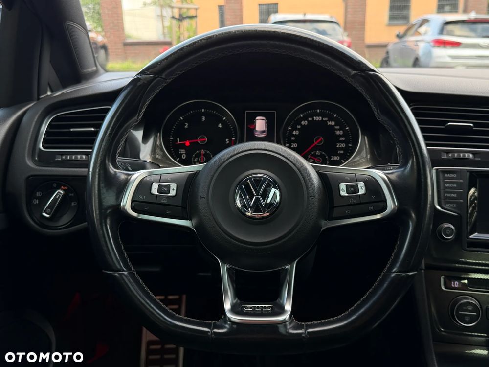 Volkswagen Golf - 22