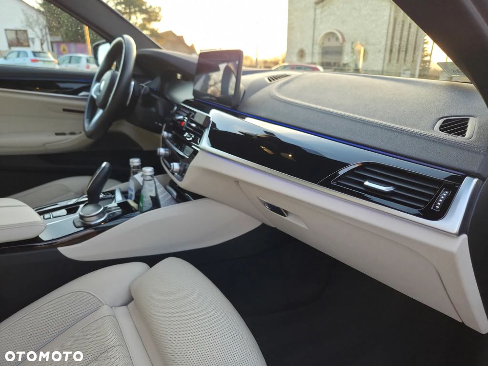 BMW Seria 5 M550i xDrive - 21