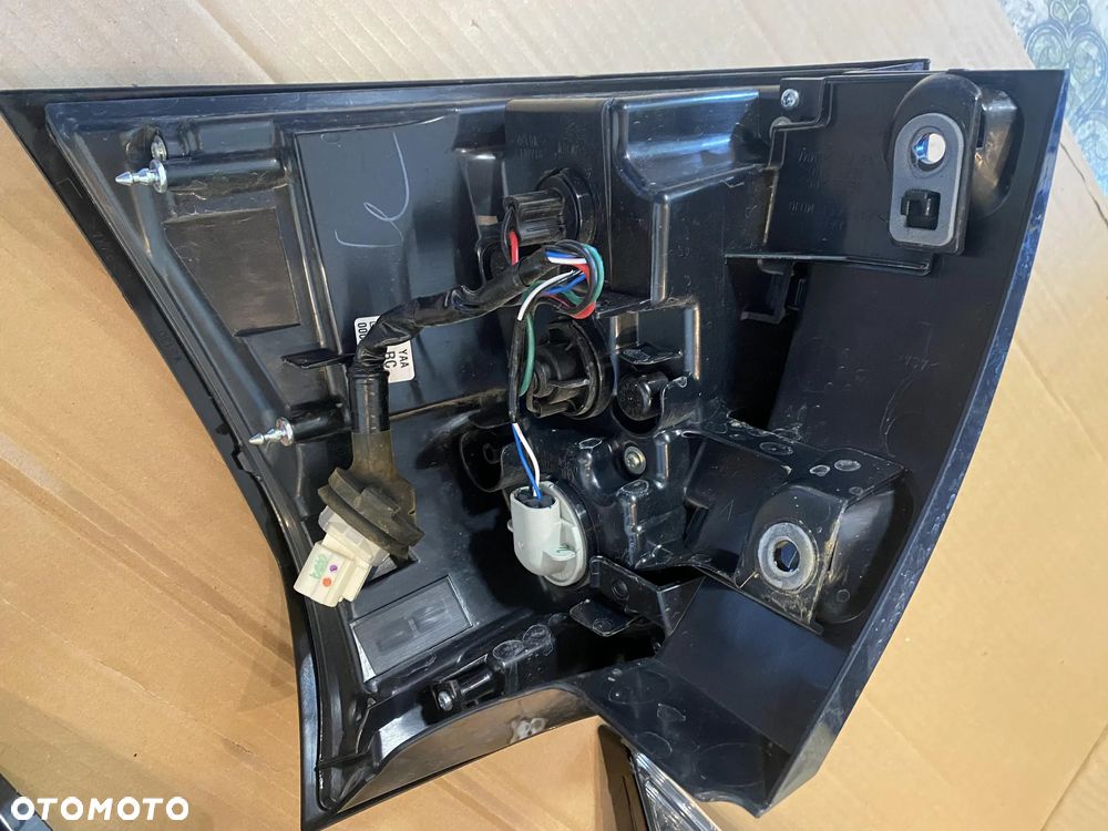 Lampy tył Suzuki SX4 S-CROSS 2022 w błotnik, w klapę prawa strona - 10