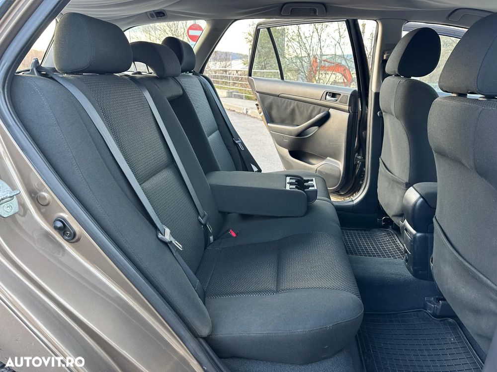 Toyota Avensis 2.0 D-4D Combi Executive - 23