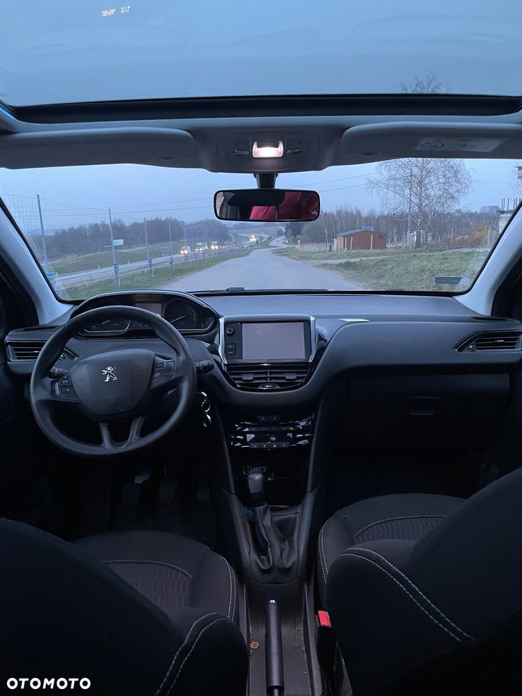 Peugeot 208 - 8