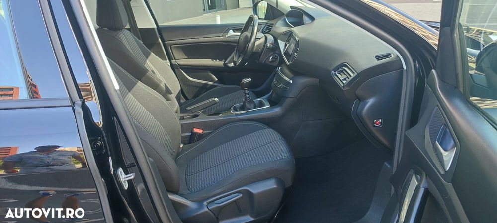 Peugeot 308 - 8