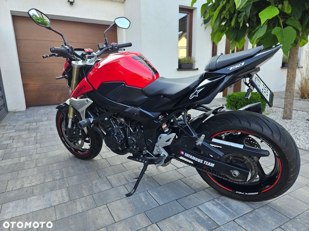 Suzuki GSR - 5