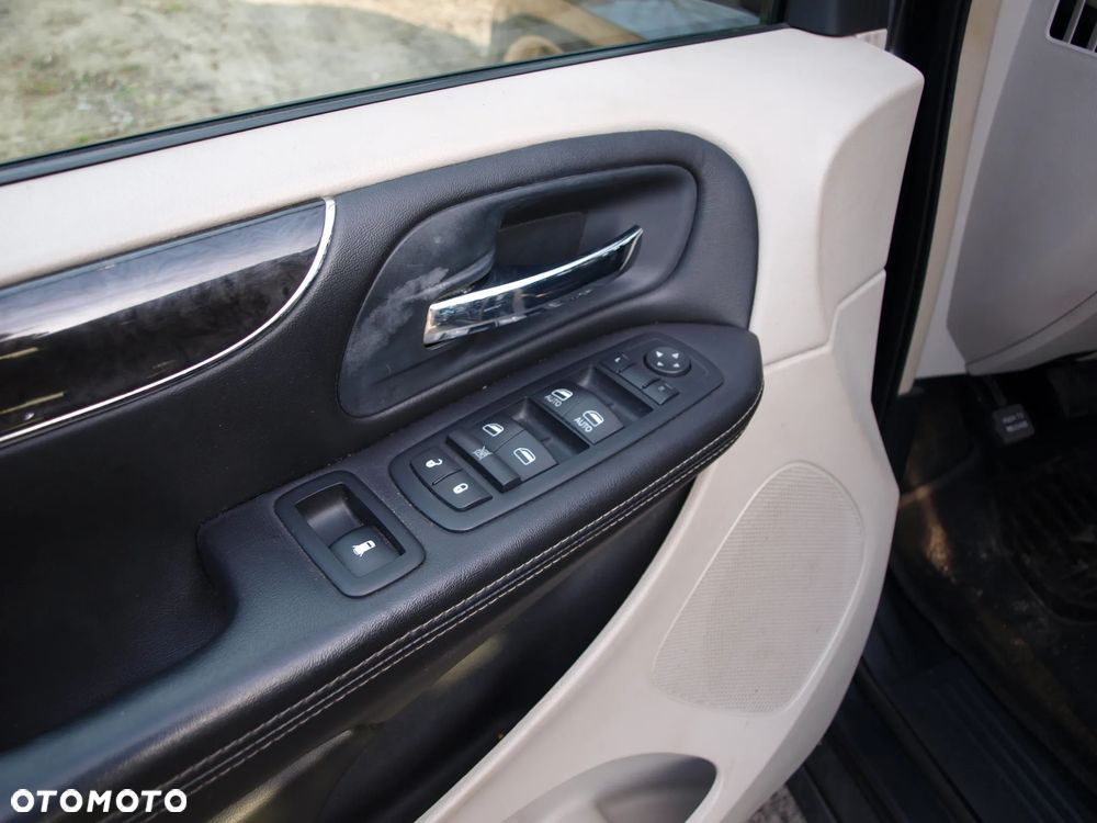 Chrysler Town & Country - 34