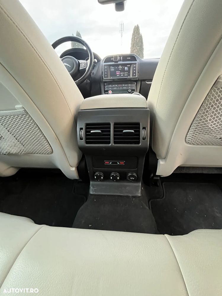 Jaguar F-Pace 30d AWD Portfolio - 16