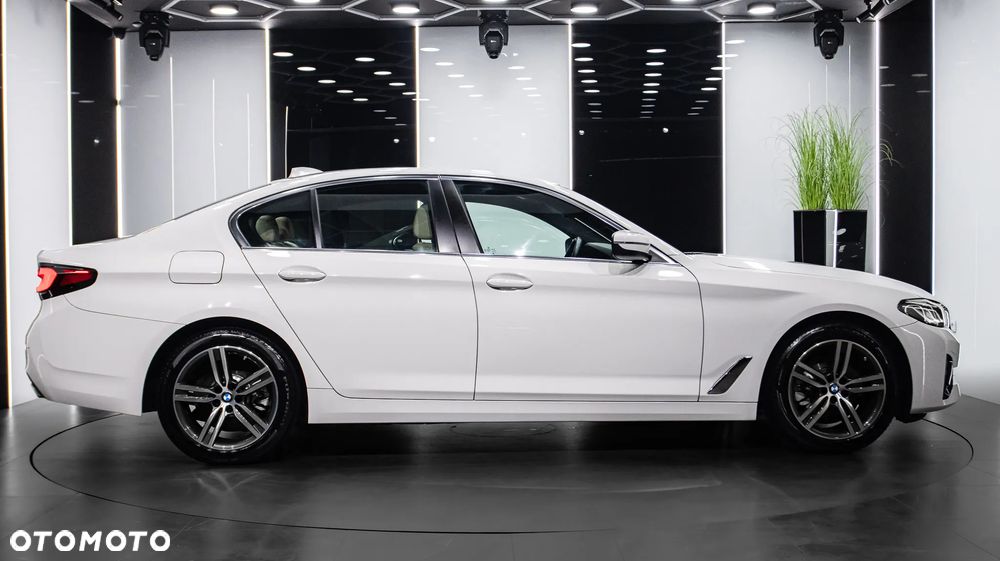 BMW Seria 5 520i mHEV - 8