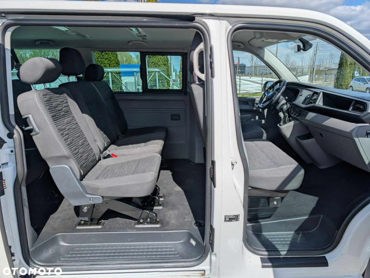 Volkswagen Caravelle - 9