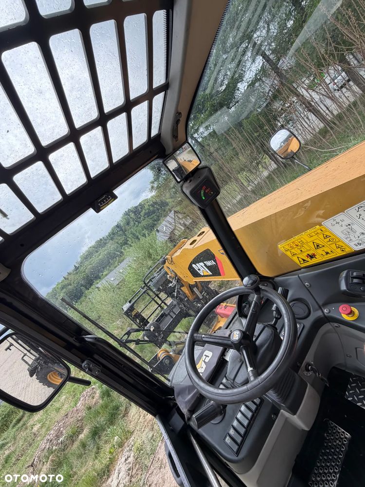 Caterpillar TH414 CAT Ładowarka Teleskopowa Dźwig Zwyżka 17 metrów wysuw z Bocianem. Udźwig 4 tony. Kosz z Pilotem. Widły. Łyżka szufla. Wysięgnik Bocian. Maszyna jak Nowa z Norwegii Pracowała w Urzędzie Komunalnym. KLIMATYZACJA. DEKRA BMWT. skręt 3 tryby 4 koła KRAB. Auto-poziomowanie! Zero luzów wycieków jak Nowa z salonu. Małe Gabaryty maszyny a potężny zasięg i udzwig! Skrzynia Hydrostatic 4 biegi. Zmiana na Pokrętle przy kierownicy. Wszystko Sterowane z 1 dżojstkika wraz z łapami! OKAZJA. Dużo dodatkowych sekcji hydraulicznych! pracowała głównie z koszem. Zero luzów - 37