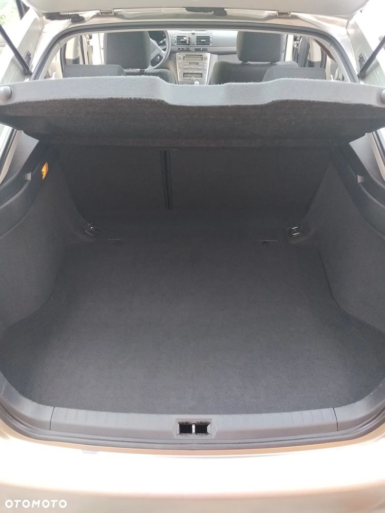 Toyota Avensis 2.0 VVT-i Executive - 8
