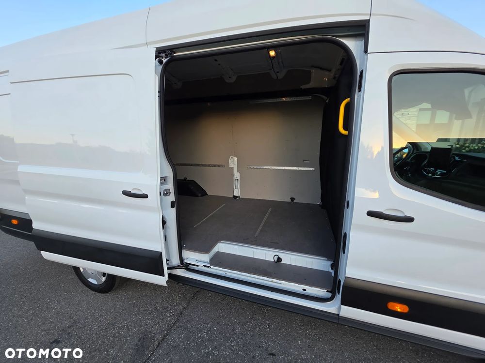 Ford Transit L4 RWD Trend - 9
