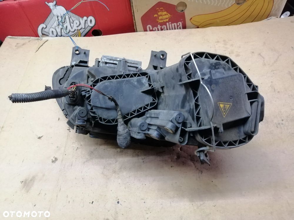 Volkswagen Touran Caddy lampy przód Xenon komplet - 12