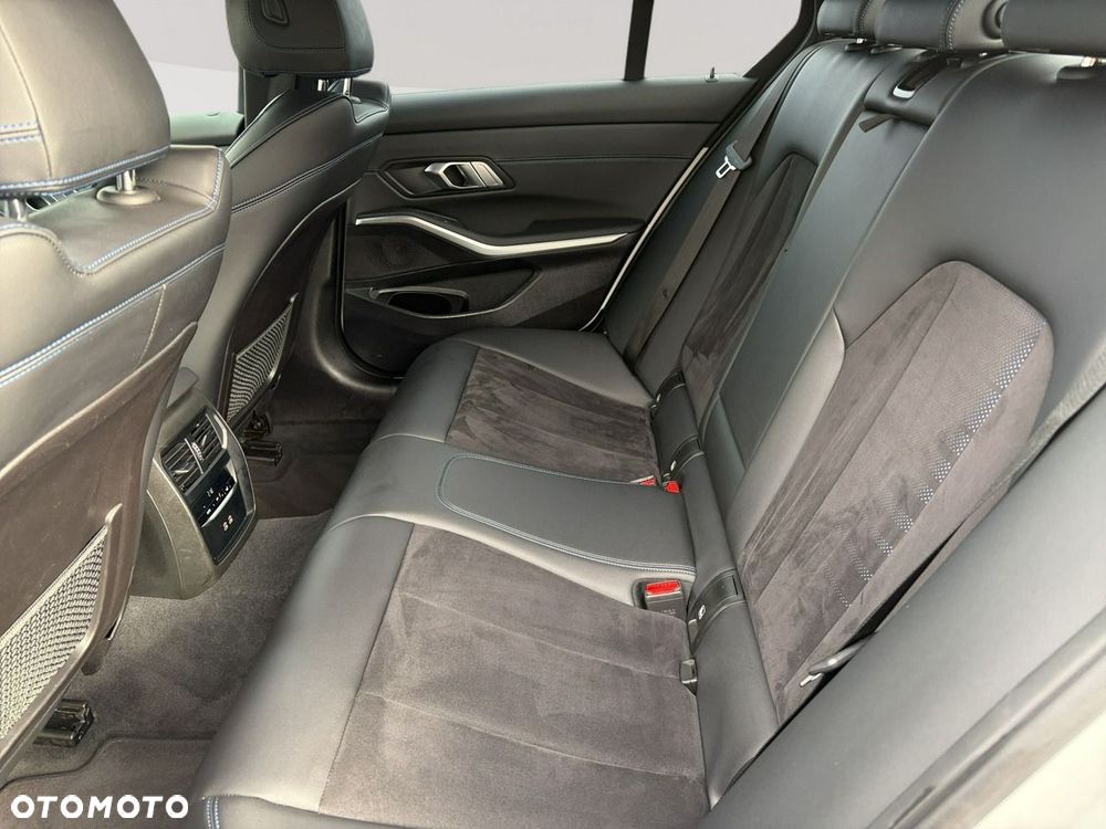 BMW Seria 3 318i M Sport - 23
