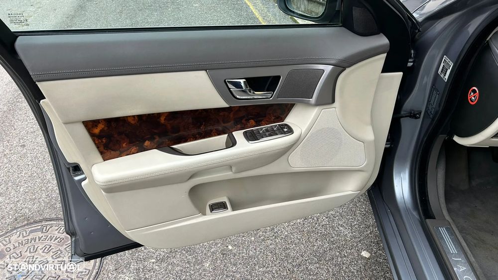 Jaguar XF 2.7 D V6 Premium Luxury - 26