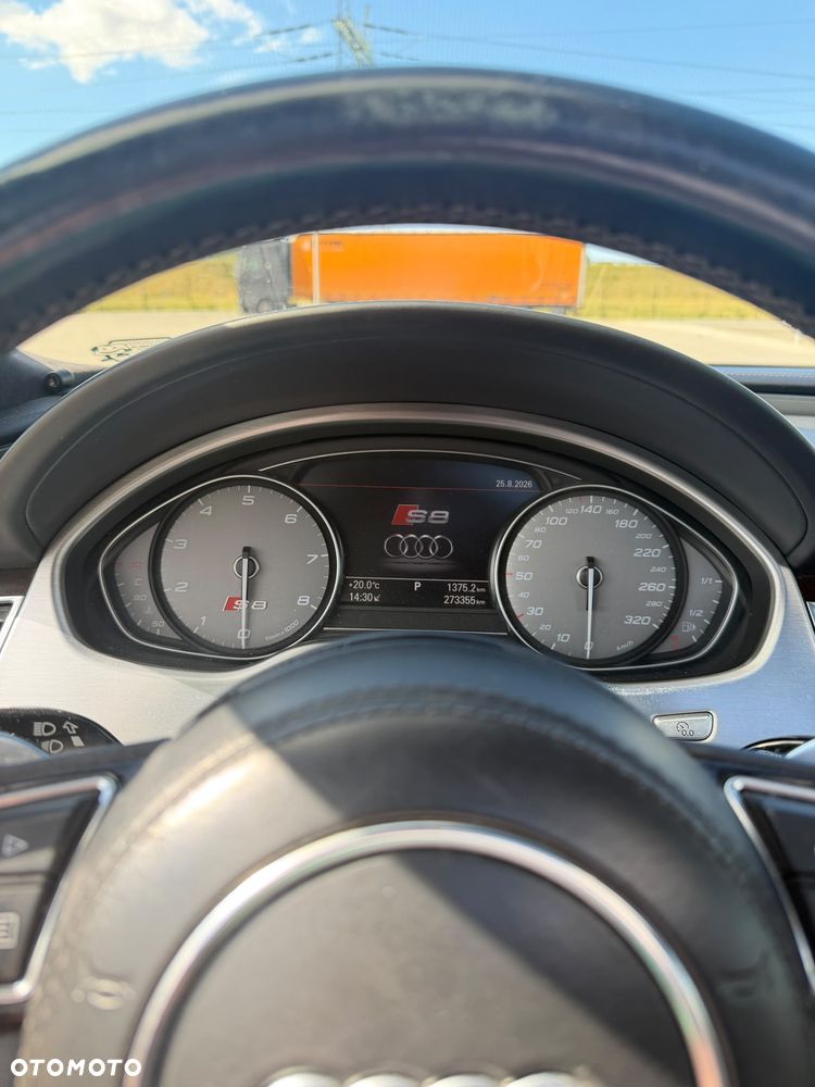 Audi S8 - 8