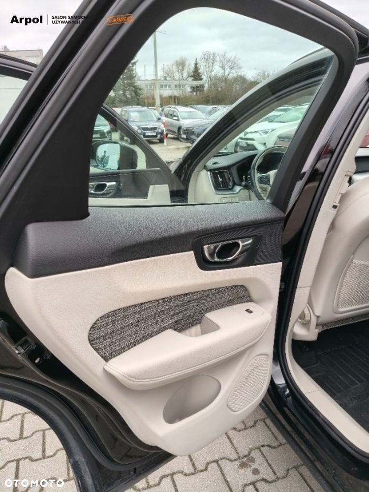 Volvo XC 60 T5 AWD Momentum - 24