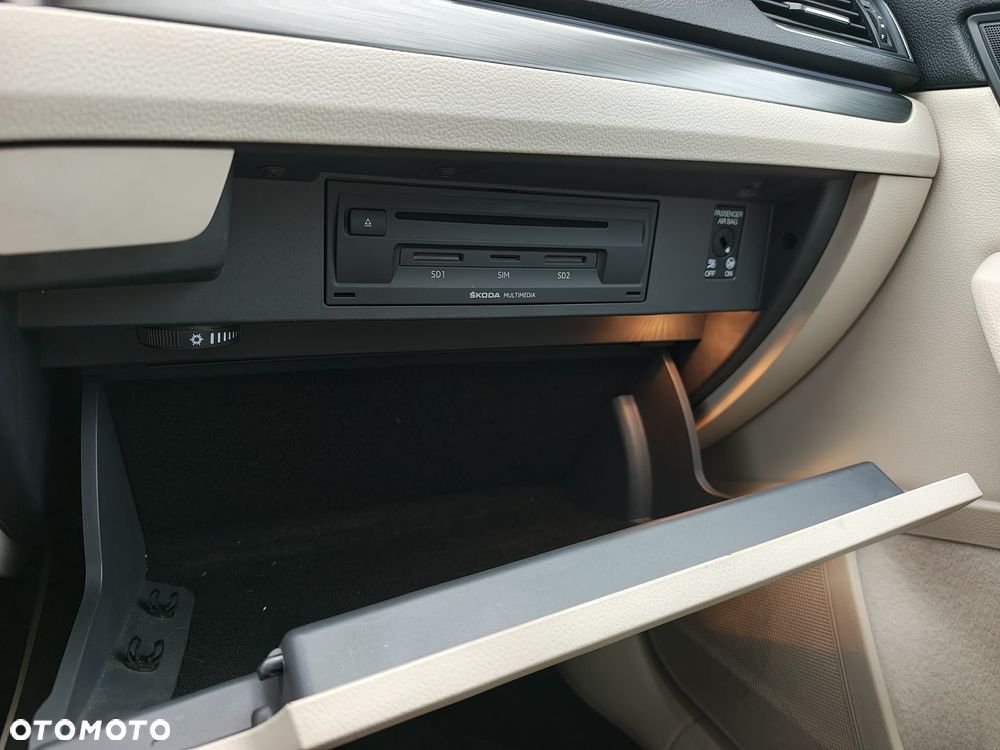 Skoda Superb 2.0 TDI DSG Premium Edition - 23