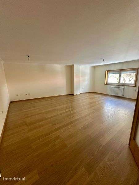 Arrenda-se T3 com Garagem / 150m2 em pleno centro de Bragança - Grande imagem: 2/11