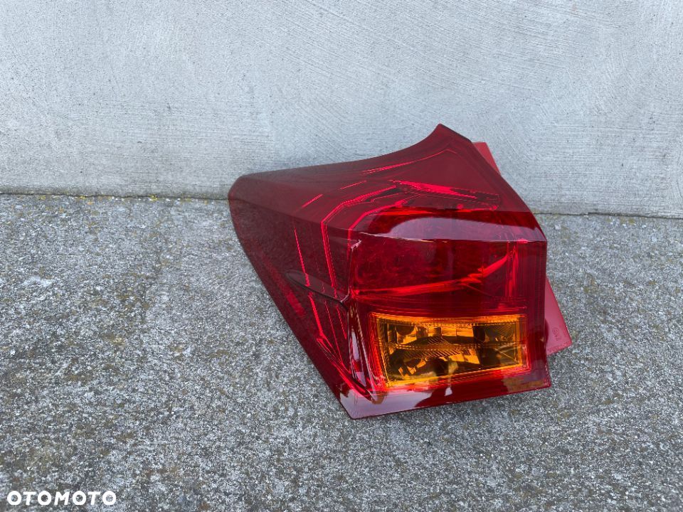 LAMPA TYLNA LEWA TOYOTA AURIS II KOMBI  2013-2015 - NOWA LED - 1