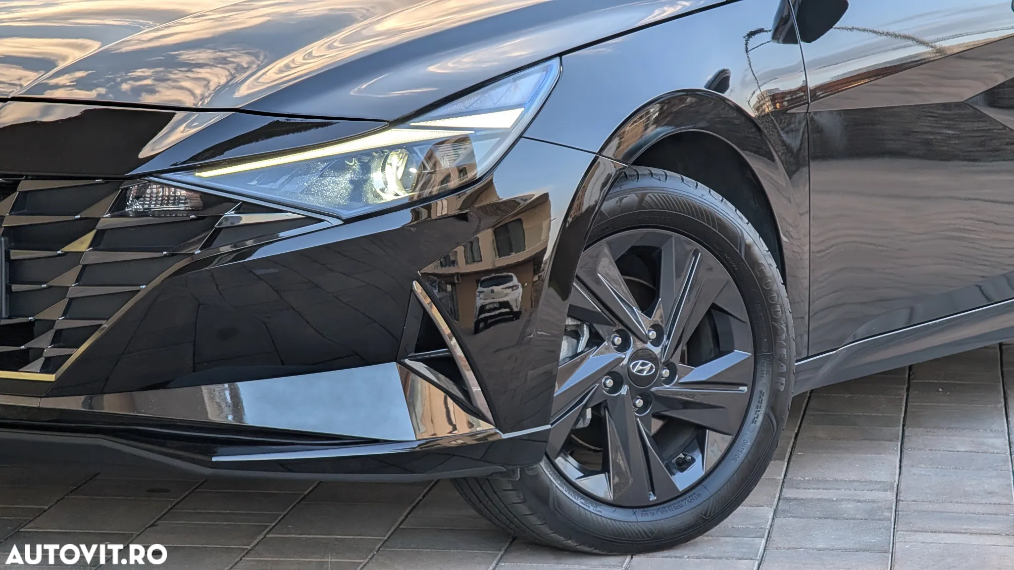 Hyundai Elantra - 12