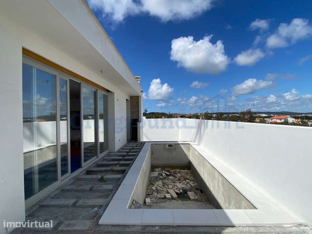 Moradia T2 com garagem e piscina junto à praia - Grande imagem: 2/25